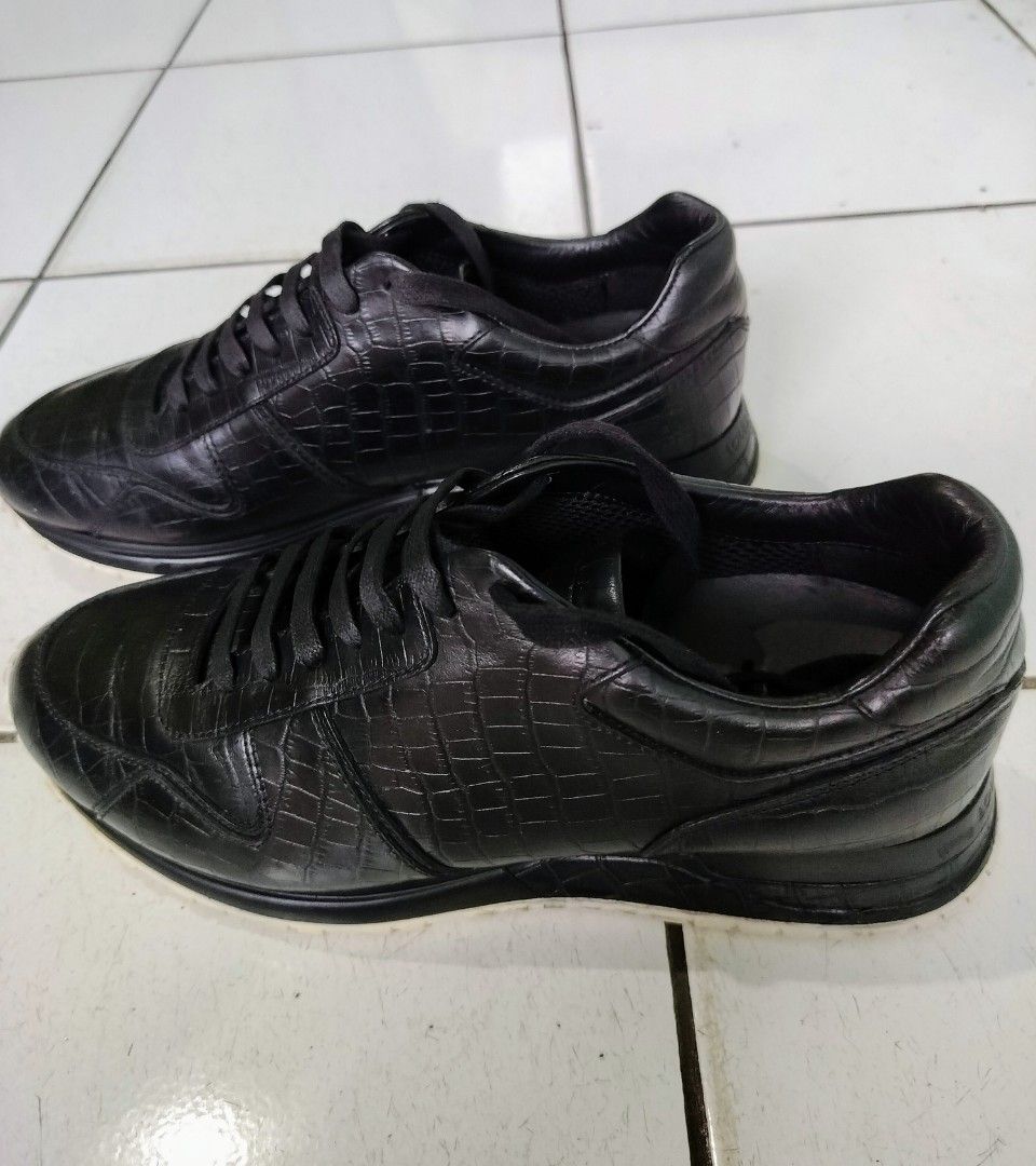 sepatu louis vuitton original / sneaker hitam LV black lv sepatu hitam lv /  terbaru sepatu louis vuitton original untuk pria / sepatu casual pria /  sepatu sneakers pria / sepatu louis