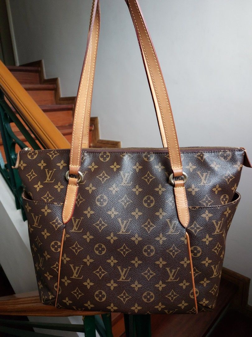 LV Totally MM Monogram Canvas Tote Bag, Luxury, Bags & Wallets on Carousell