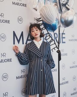 Marjorie 啟示錄 造型翻領金屬釦環條紋短洋裝