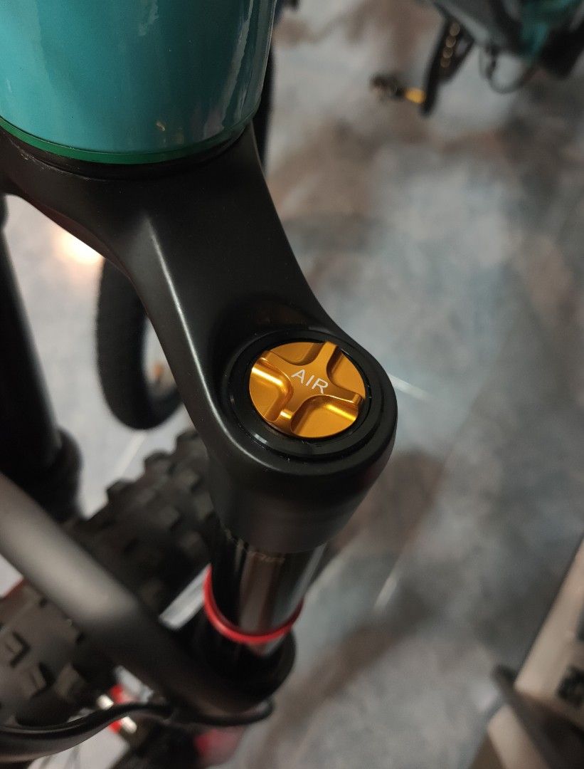 (New stocks) Suspension fork air chamber Schrader valve cap aluminium blue/gold., Sports