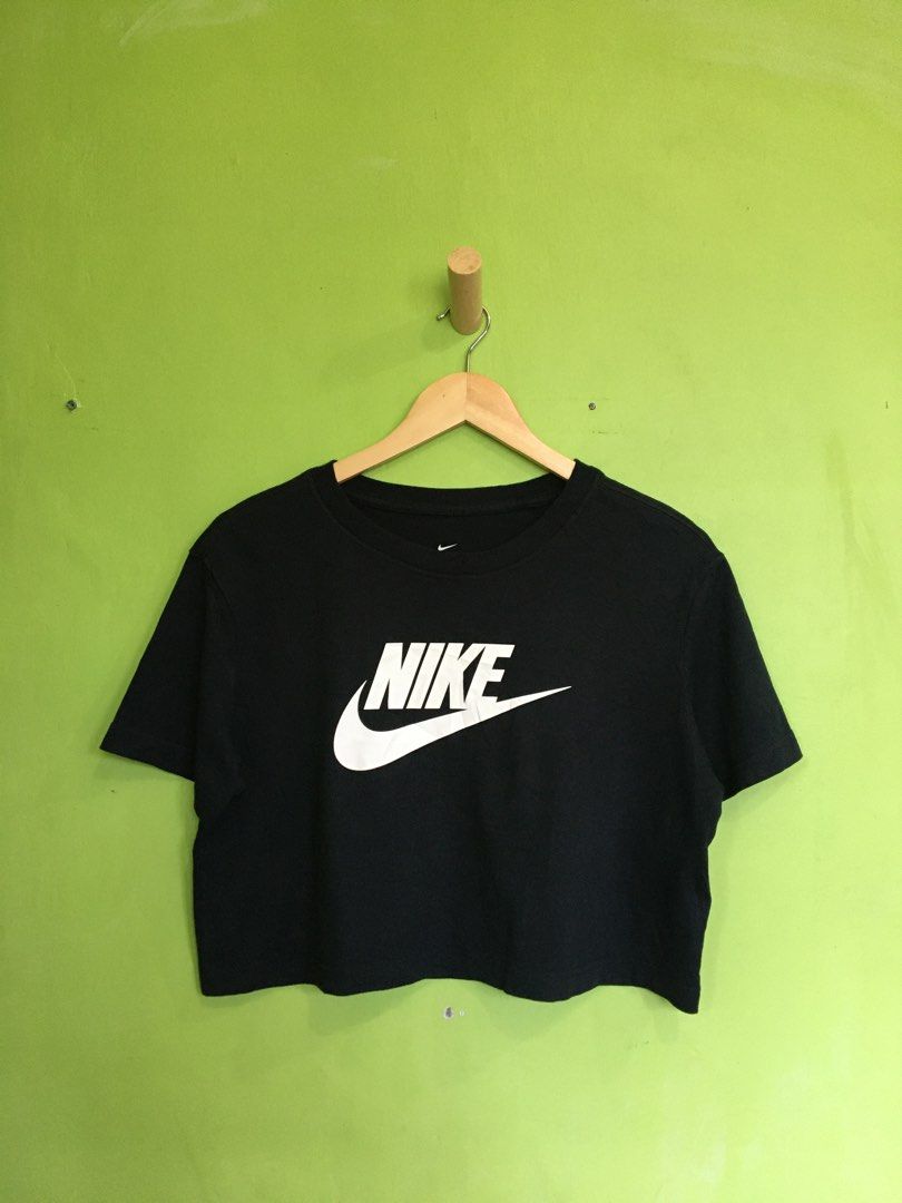 Nike Sportswear Essential Women's Cropped Logo T-Shirt.