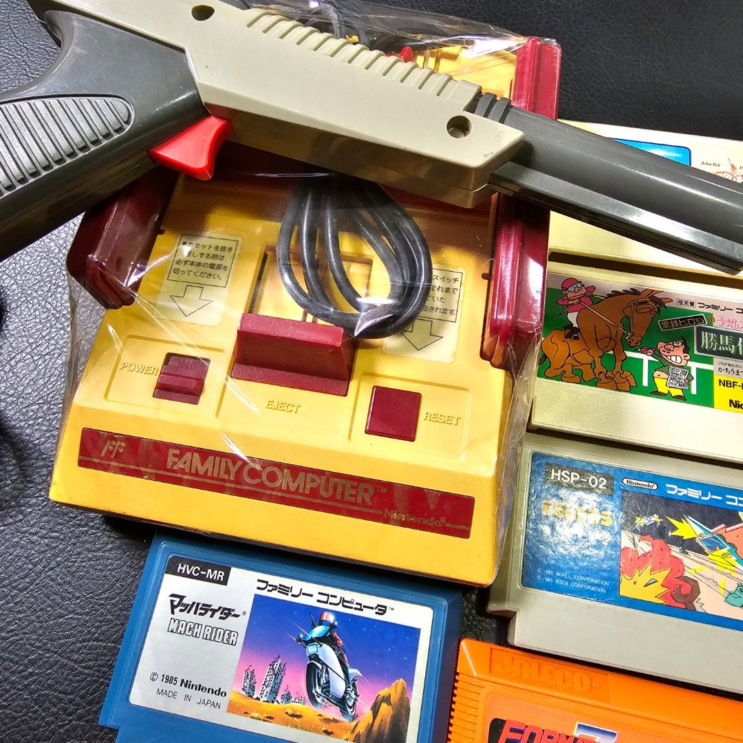 Nintendo 2 consoles 25 games and light gun, Video Gaming, Video Game Consoles, Nintendo