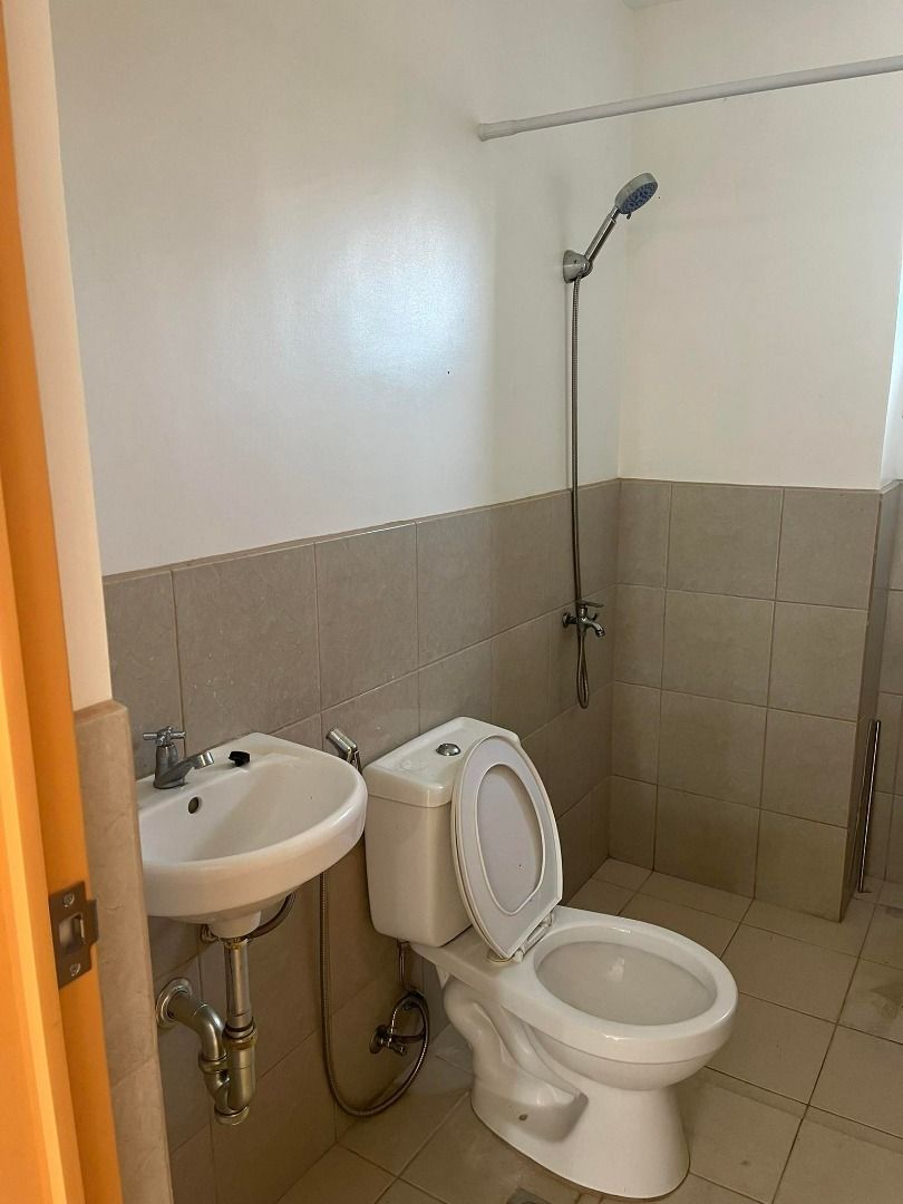 Paranaque apartment condo for Rent (Category: Apartments & Condos) located in Manila. Submitted by ms.lorenzo (Listing ID 1232155564, Image 3). Description: Paranaque Apartment Building/condo unit style for Rent. Inside the subdivision Near Shopwise 1 bedroom unit 45sqm with Parking option.
