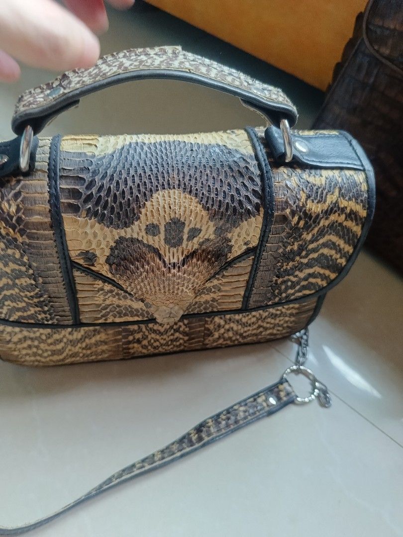 Rare snakeskin bag with real cobra head (Category: Cross-body Bags) located in Padre Garcia. Submitted by dulce0602 (Listing ID 1232194873, Image 2). Description: No flaw, unique bag from Thailand.