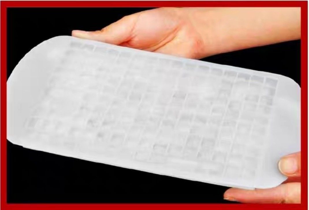 Silicon heart ice cube trays (Category: Food Organisation & Storage) located in Singapore. Submitted by feli.cpr (Listing ID 1232189817, Image 3). Description: - Temperature range -40degrees to 260degrees - 3 for $15.