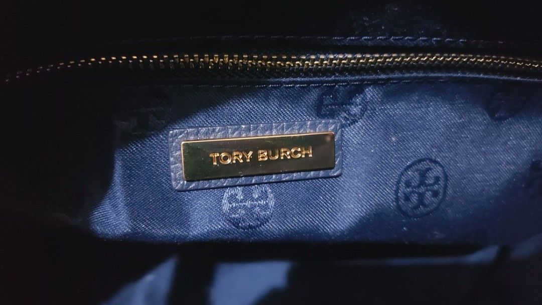Original Tory Burch Thea Small Convertible Tote (Category: Luxury Bags & Wallets) located in Pasig City. Submitted by rhizzieram23 (Listing ID 1232227287, Image 3). Description: personal preloved bag guaranteed authentic i only used this twice then stored na lang bought for 9800 from a Paris-based seller with tag and care card only navy blue in color with sling.