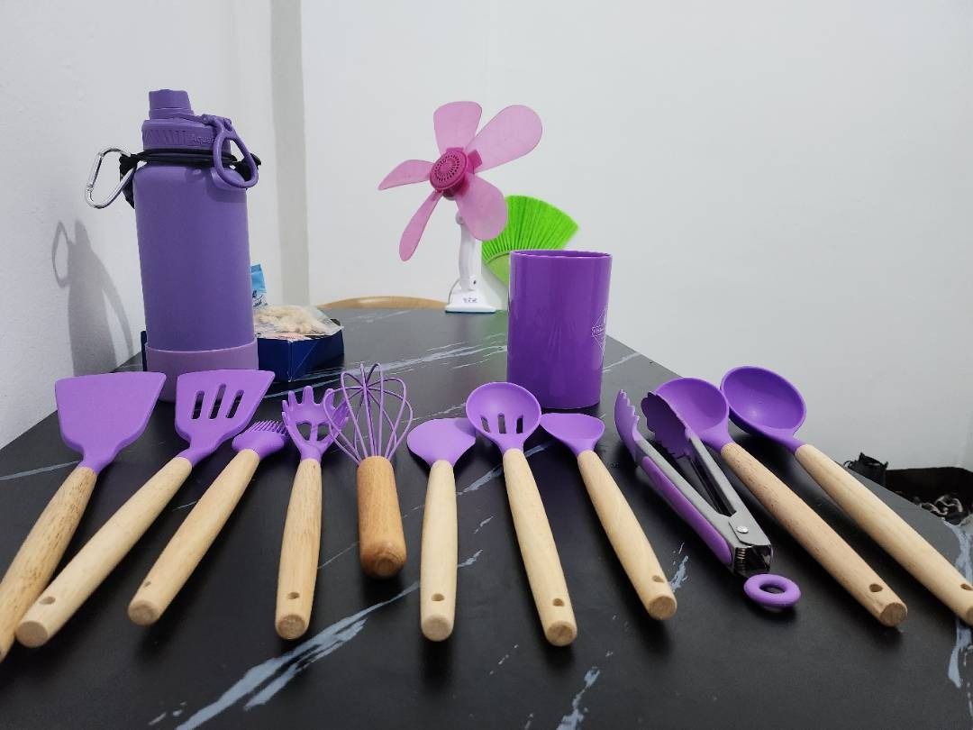 12 PCS Silicone Kitchen Utensils Cooking Tools Set Non-Stick Cookware (Category: Cookware & Accessories) located in Pasig City. Submitted by doornextboy (Listing ID 1230958717, Image 3). Description: DESCRIPTION : Premium 12 piece kitchen utensils set with durable silicone heads & bamboo wood-style handles. Durable - Safe for use on all cooking surfaces, no scratch, including non-stick cookware. Ergonomic Design - The smooth wooden handle provide