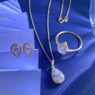 18k Moissanite Set

Earrings- 3,750 pair‼️
Pendant only- 3,250‼️
Ring 6,7,8- 4,100