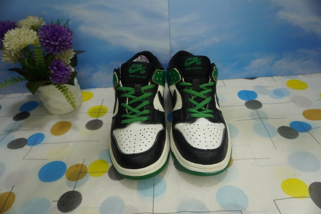 611. Nike Dunk Low Classic Green , Size 39 Insole 24.5 cm , Made in Vietnam