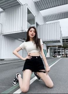 安安男友媽辣的剛好牛仔短褲