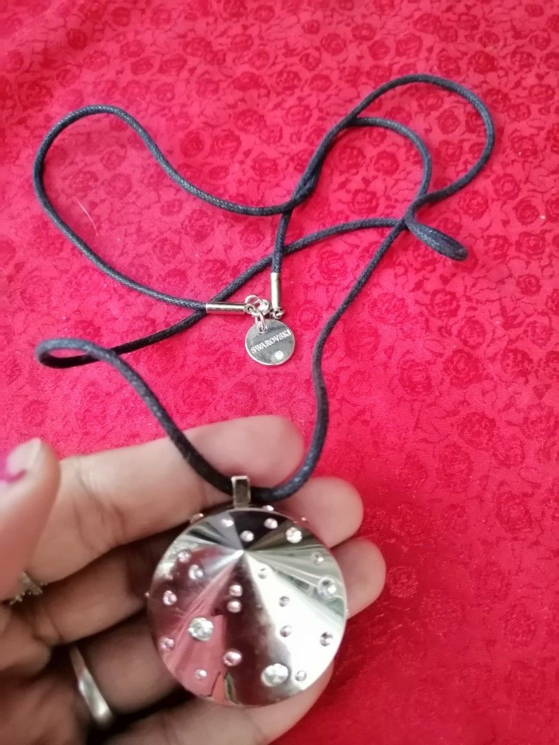 Swarovski lip 2024 gloss necklace