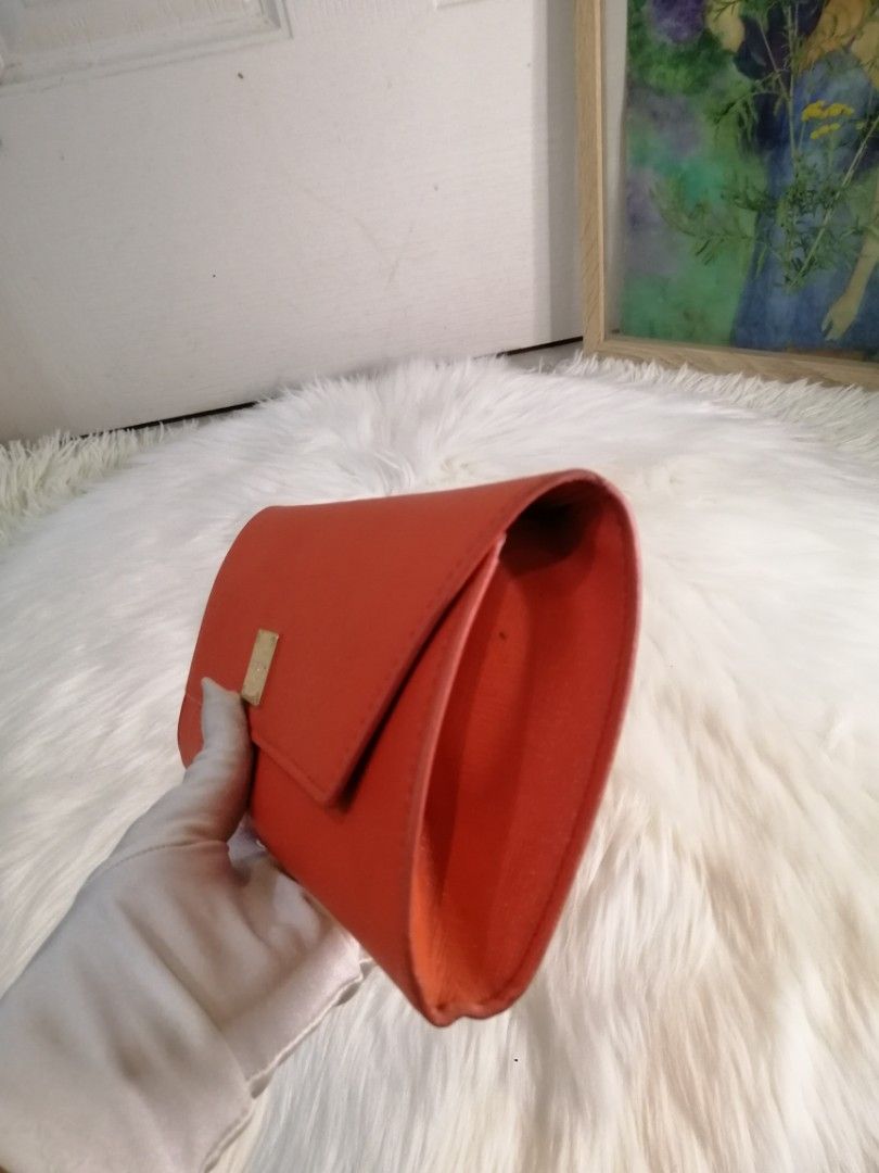 💯Authentic Sisley Envelope Wallet in Orange (Category: Luxury Bags & Wallets) located in Malolos. Submitted by sofideclutters (Listing ID 1232442284, Image 3). Description: Great condition No flaws except sign of use like few tiny rubbings which are barely unnoticeable.