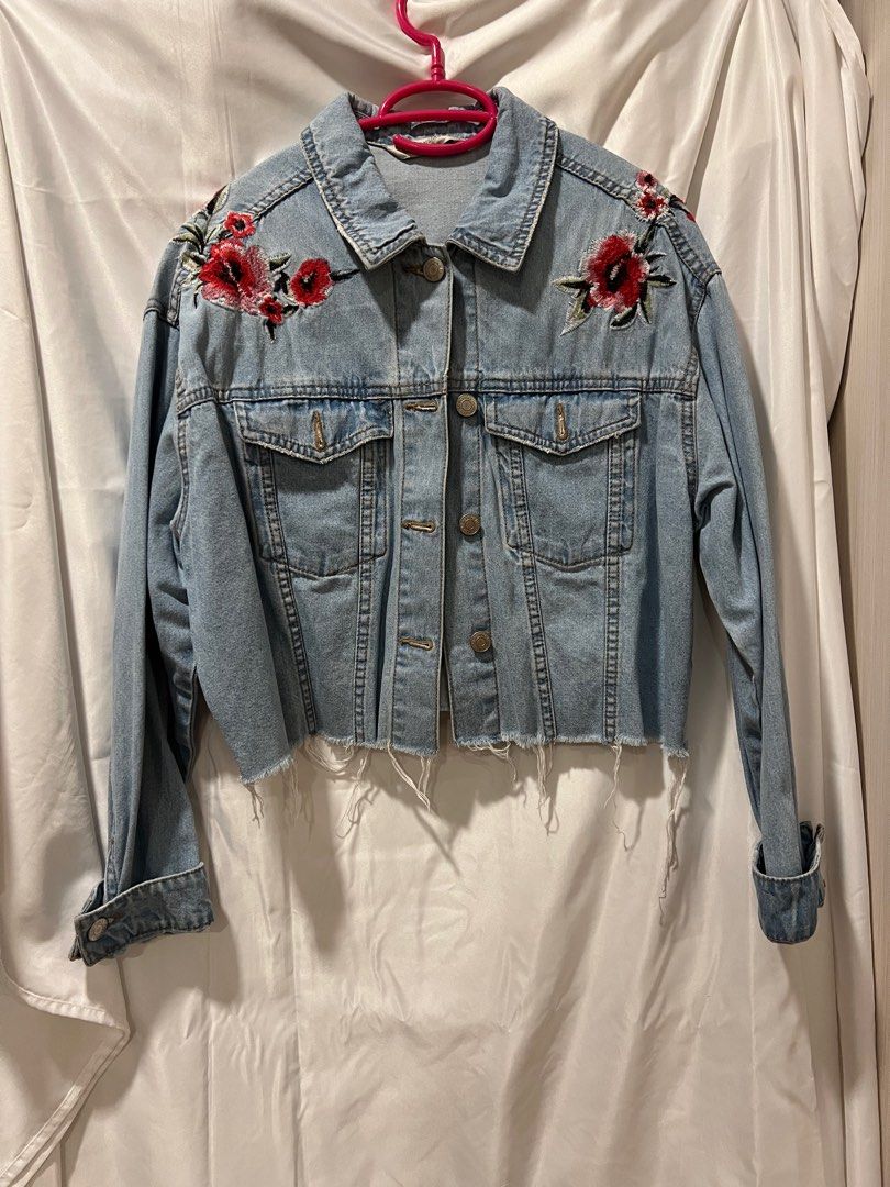 Bershka Floral embroidered denim jacket (Category: Coats, Jackets and Outerwear) located in Malabon City. Submitted by peca.pasabuys (Listing ID 1232469722, Image 1). Description: ▪️RFS: decluttering pm for when worn pictures, model size ‼️.