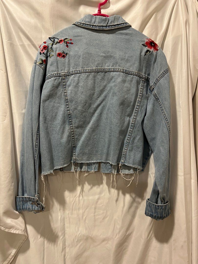 Bershka Floral embroidered denim jacket (Category: Coats, Jackets and Outerwear) located in Malabon City. Submitted by peca.pasabuys (Listing ID 1232469722, Image 2). Description: ▪️RFS: decluttering pm for when worn pictures, model size ‼️.