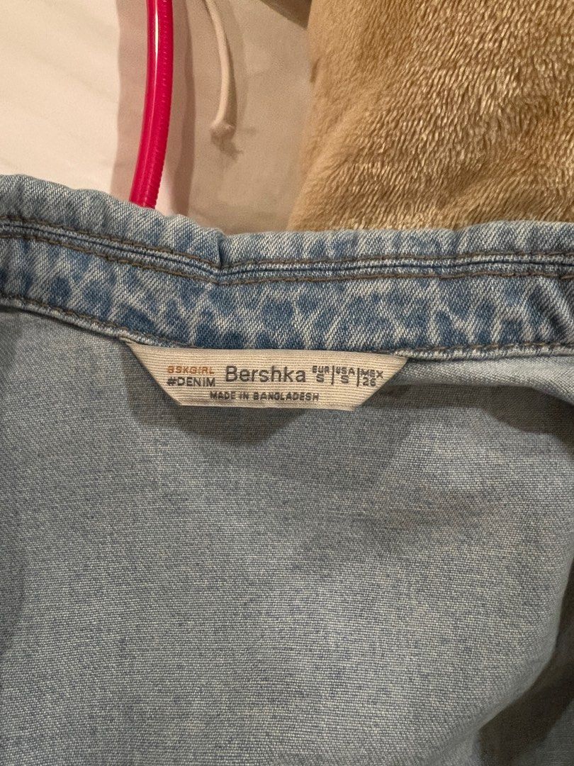 Bershka Floral embroidered denim jacket (Category: Coats, Jackets and Outerwear) located in Malabon City. Submitted by peca.pasabuys (Listing ID 1232469722, Image 3). Description: ▪️RFS: decluttering pm for when worn pictures, model size ‼️.