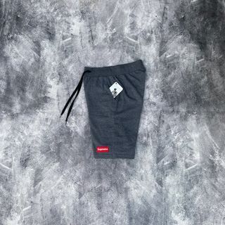 Celana pendek supreme