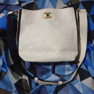 CHANEL shoulder bag