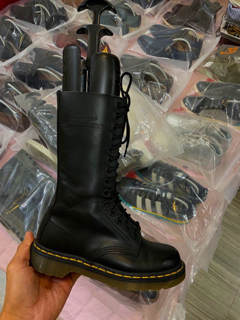 DR MARTENS BOOTS on Carousell
