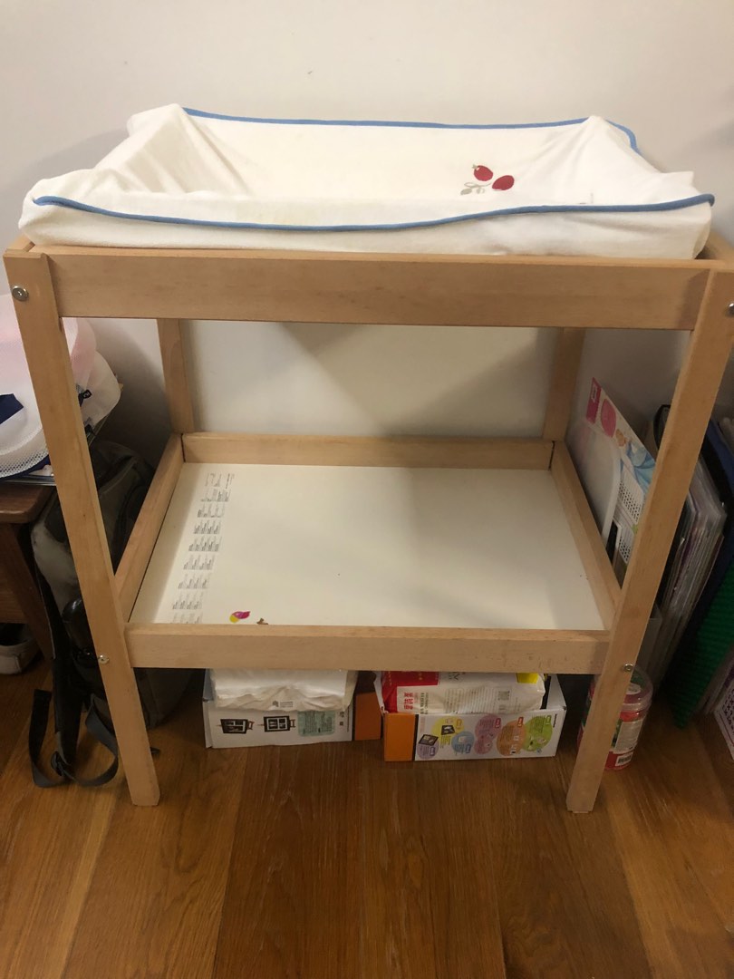 IKEA SNIGLAR Changing table and SKOTSAM Change Pad, 兒童＆孕婦用品, 兒童傢具, 兒童傢具