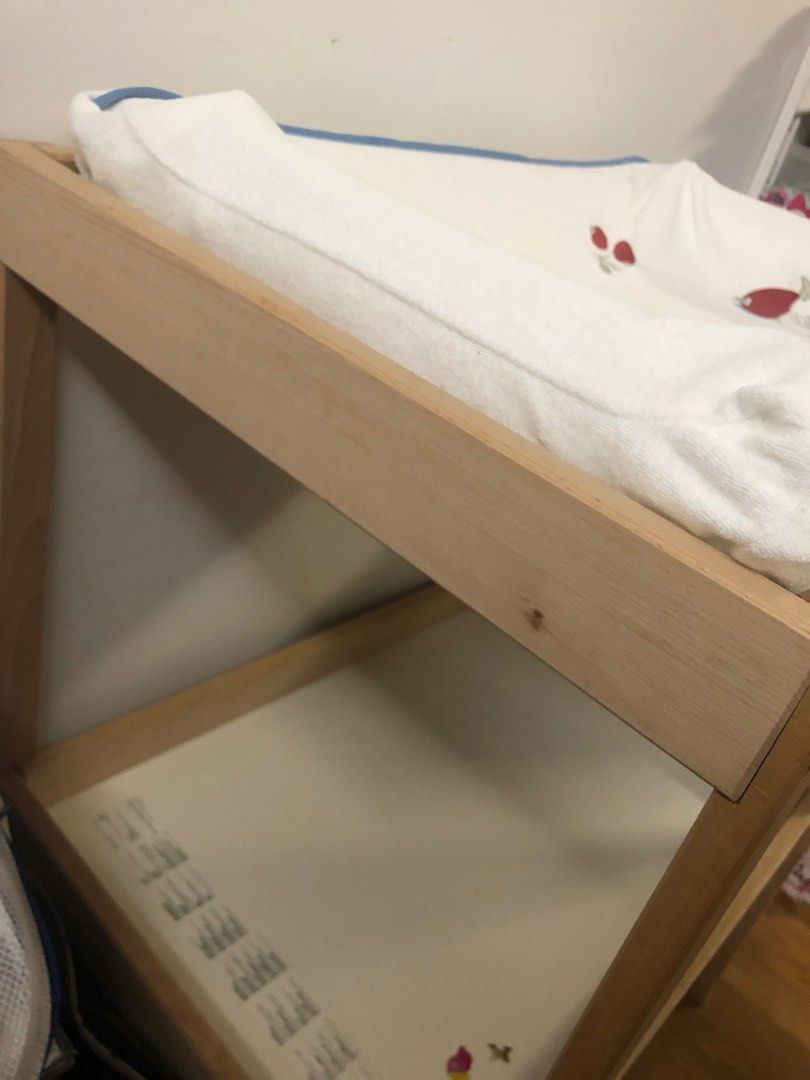 IKEA SNIGLAR Changing table and SKOTSAM Change Pad, 兒童＆孕婦用品, 兒童傢具, 兒童傢具