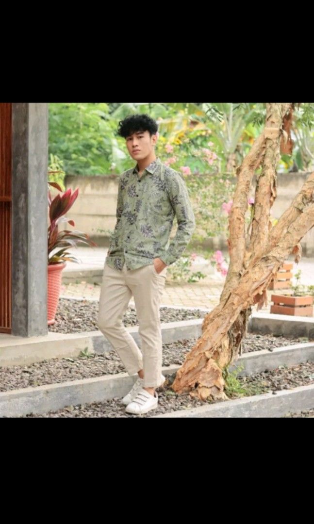 Kemeja batik hijau sage, Fesyen Pria, Pakaian , Atasan di Carousell