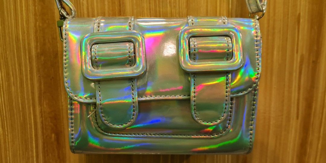 Merimies Plain Pretty Hologram Silver Bag (Category: Purses & Pouches) located in Muntinlupa City. Submitted by MrsJay (Listing ID 1232453506, Image 1). Description: sizr micro super cute legit.