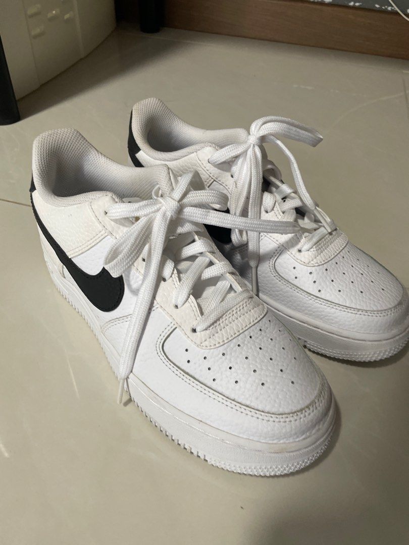 White nike clearance black swoosh