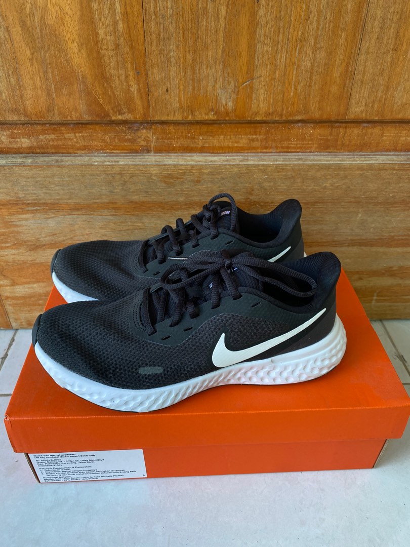 nike revolu