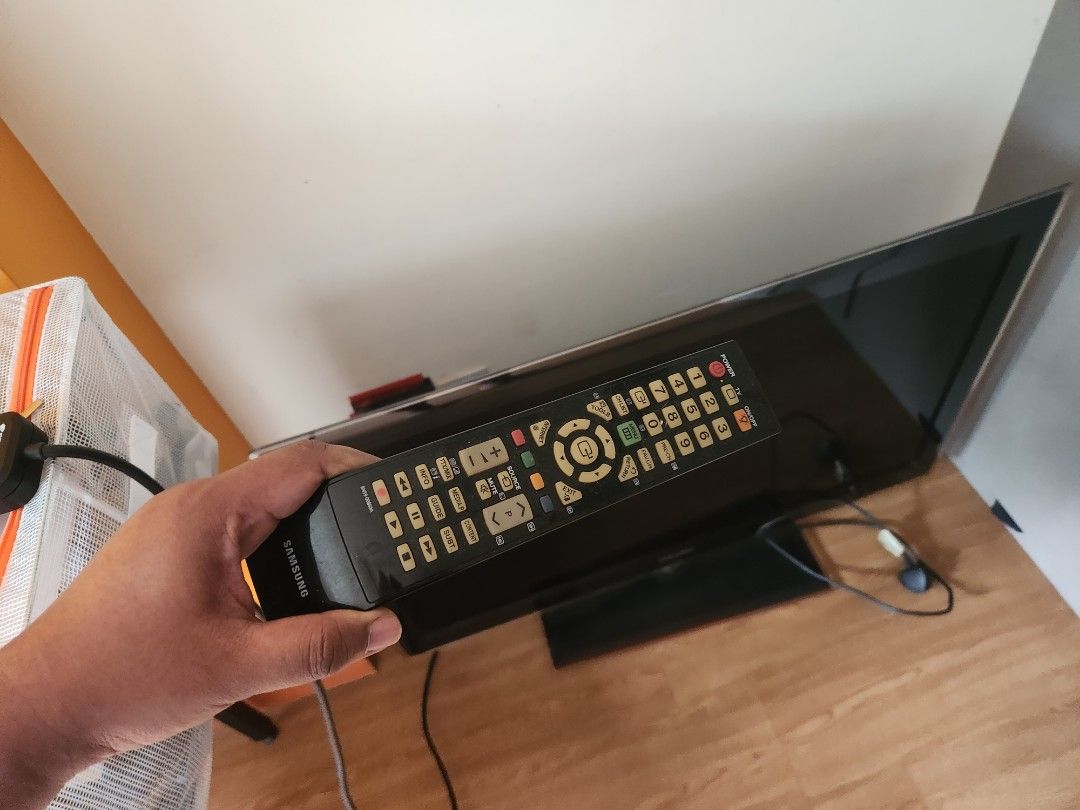 Old 40inch samsung TV, TV & Home Appliances, TV & Entertainment, TV on