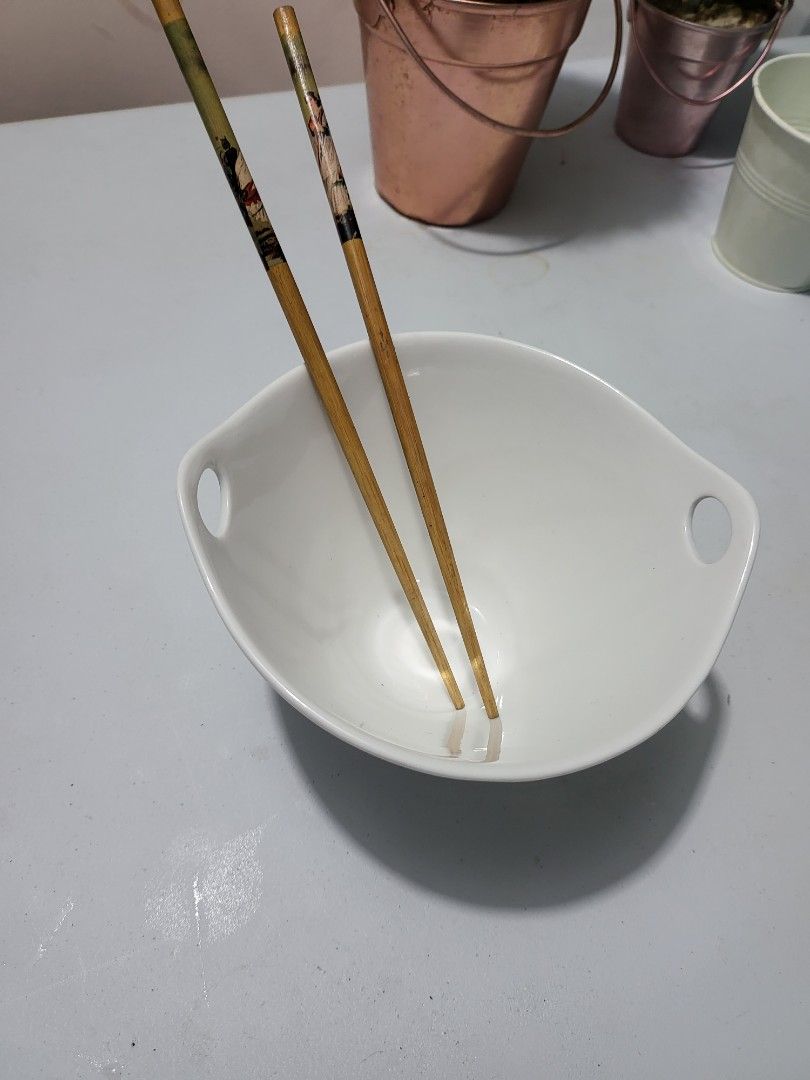 Ramen/ soup bowl (Category: Dinnerware & Cutlery) located in Makati City. Submitted by thedeclutteringabuela (Listing ID 1232470748, Image 3). Description: porcelain bowl for Ramen or soup with chopstick holder. bought fr crate and barrel.