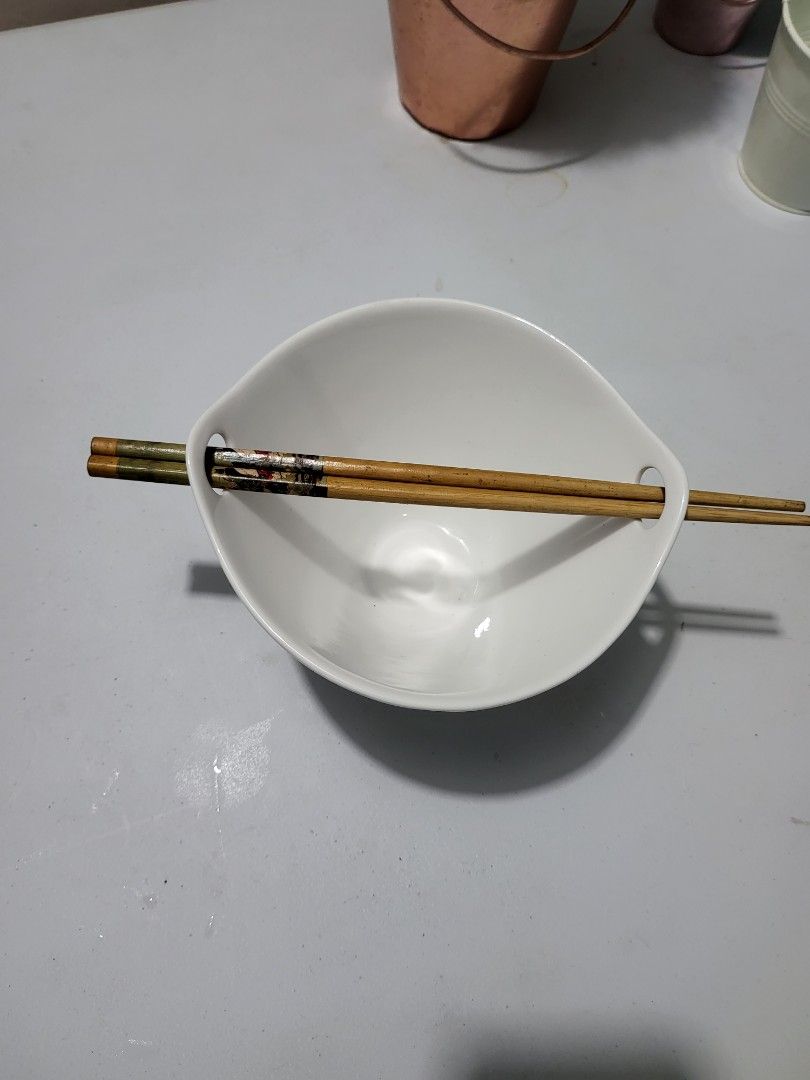 Ramen/ soup bowl (Category: Dinnerware & Cutlery) located in Makati City. Submitted by thedeclutteringabuela (Listing ID 1232470748, Image 2). Description: porcelain bowl for Ramen or soup with chopstick holder. bought fr crate and barrel.