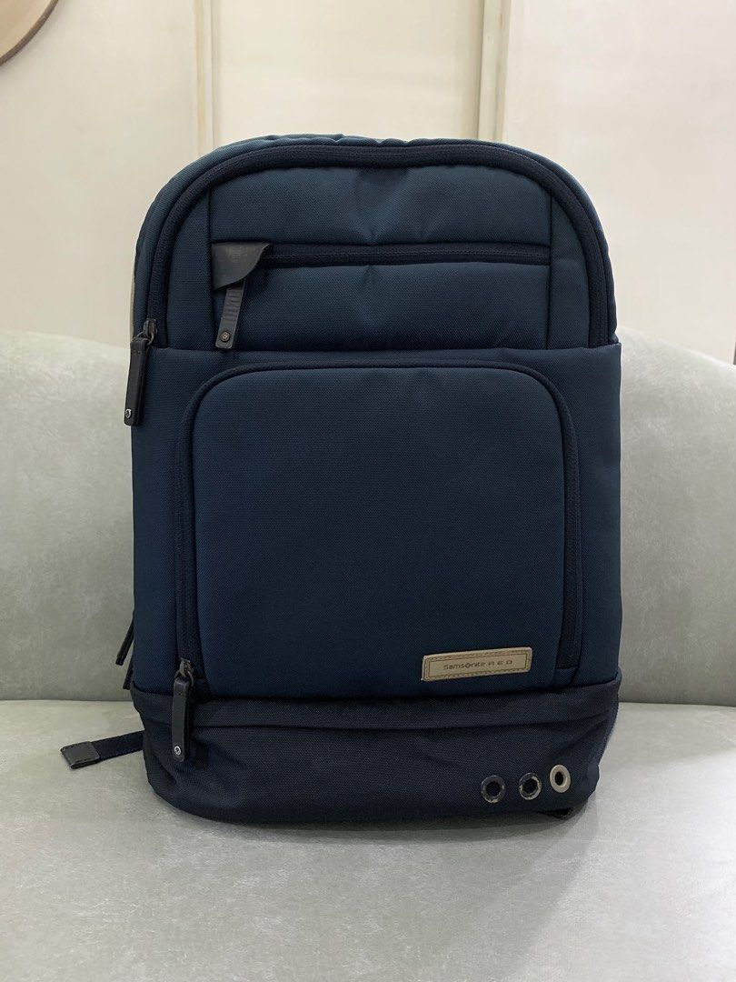 Samsonite Red Voy Backpack L (Navy) (Category: Backpacks) located in Makati City. Submitted by wellastewart (Listing ID 1232488369, Image 1). Description: Samsonite Red Bag 33S Voy Series (100% Authentic) Original Price: 12K (Can provide price tag) Size: 30cm * 44cm * 13cm Condition: 7/10 It has signs of use but all of the zippers are good. Good for formal attire especially if you’re looking for a good laptop bag. MOP: G-Cash RCBC MOD: Lalamove, 