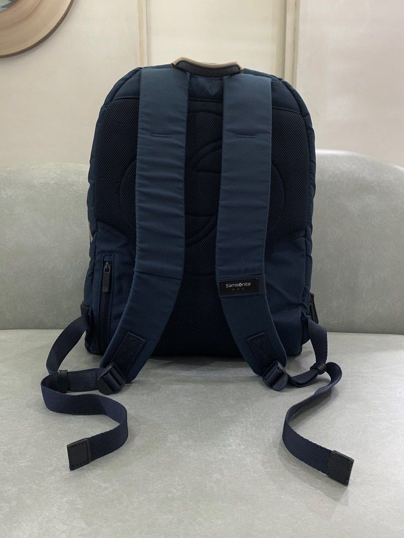 Samsonite Red Voy Backpack L (Navy) (Category: Backpacks) located in Makati City. Submitted by wellastewart (Listing ID 1232488369, Image 2). Description: Samsonite Red Bag 33S Voy Series (100% Authentic) Original Price: 12K (Can provide price tag) Size: 30cm * 44cm * 13cm Condition: 7/10 It has signs of use but all of the zippers are good. Good for formal attire especially if you’re looking for a good laptop bag. MOP: G-Cash RCBC MOD: Lalamove, 