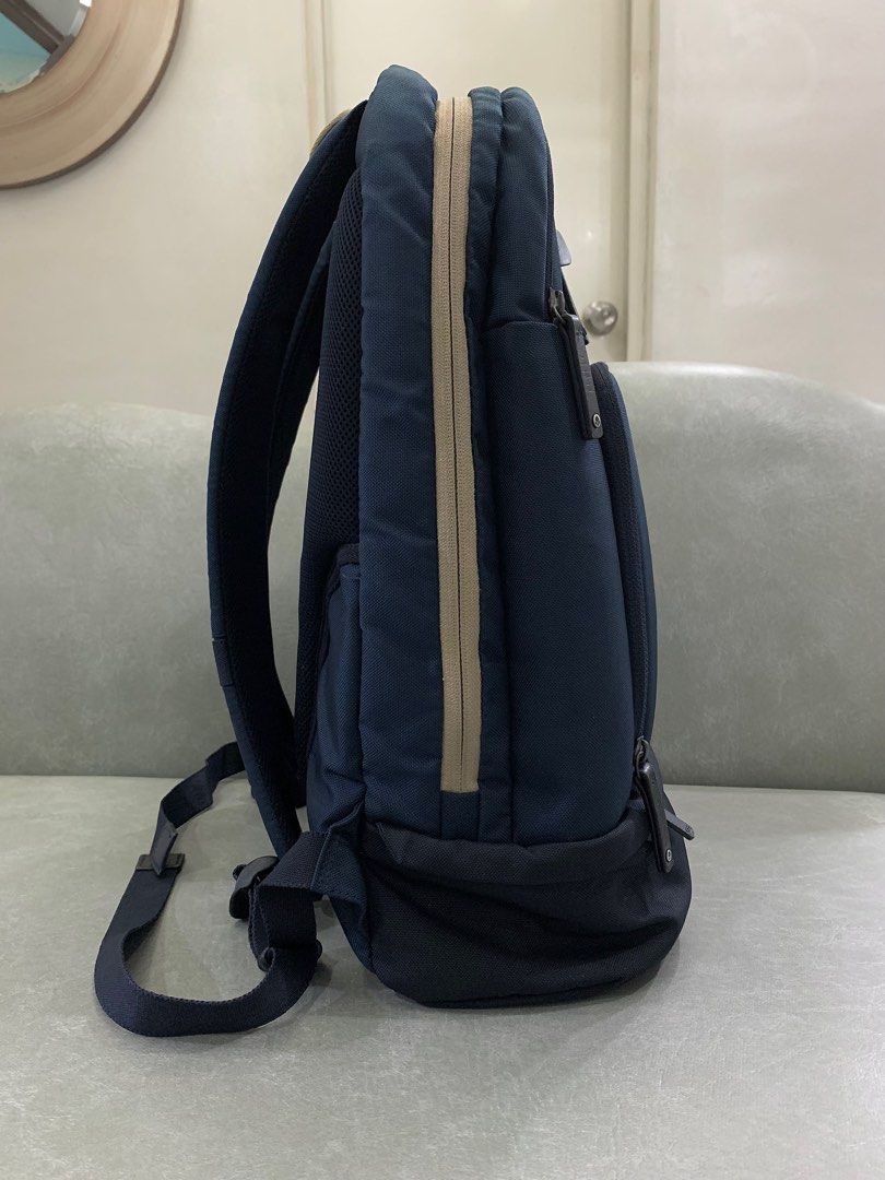 Samsonite Red Voy Backpack L (Navy) (Category: Backpacks) located in Makati City. Submitted by wellastewart (Listing ID 1232488369, Image 3). Description: Samsonite Red Bag 33S Voy Series (100% Authentic) Original Price: 12K (Can provide price tag) Size: 30cm * 44cm * 13cm Condition: 7/10 It has signs of use but all of the zippers are good. Good for formal attire especially if you’re looking for a good laptop bag. MOP: G-Cash RCBC MOD: Lalamove, 