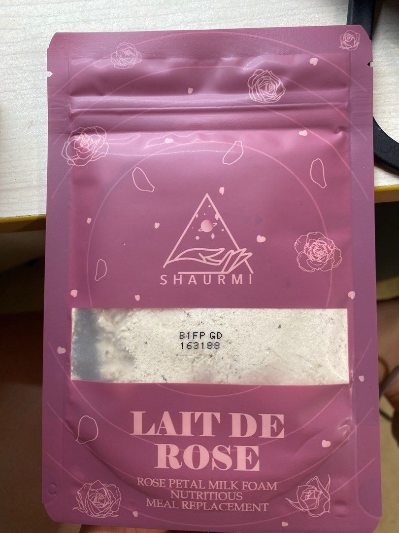 SHAURMI玫瑰奶蓋味代餐 （分類：健康補充品 - 保健食品，飲料和補品）位於 Hong Kong。 由 eylelaa 提交（商品編號 1232455371，圖片 3）。簡介： 買多咗唔啱飲 2023.11.14過期 原價$348 (14包) ~$25 1包 現以$240 (12包) ~$20 1包 *全球首創 玫瑰奶蓋代餐 ｜97.2kcal * 美肌減脂｜越飲越瘦的奶蓋🥛｜最後現貨🌹 🛒一盒14包 可於大學站交收 。