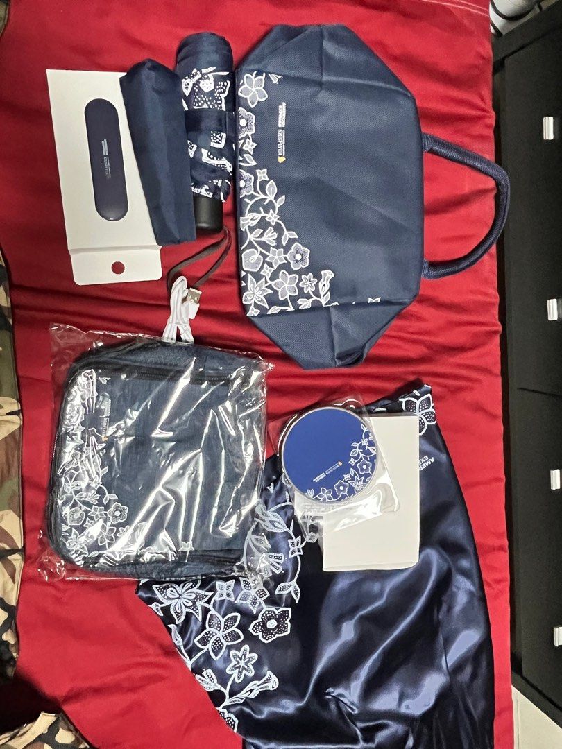 Singapore airlines amex luggage and travel set, Hobbies & Toys, Travel