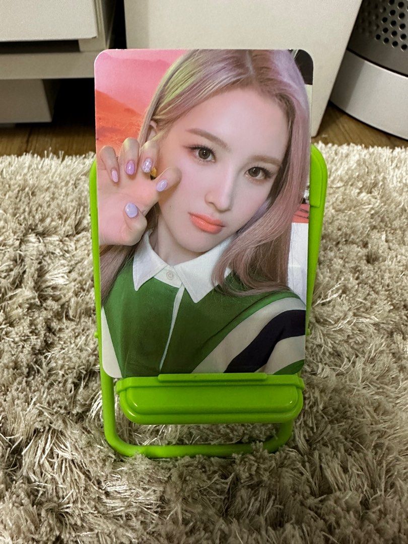 Weeekly Jaehee Holiday photocard (Category: K-Wave Merchandise) located in Manila. Submitted by yawnee_ (Listing ID 1232449011, Image 1). Description: .