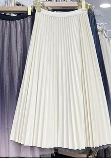 米白色百褶裙，橡根頭，標準款式