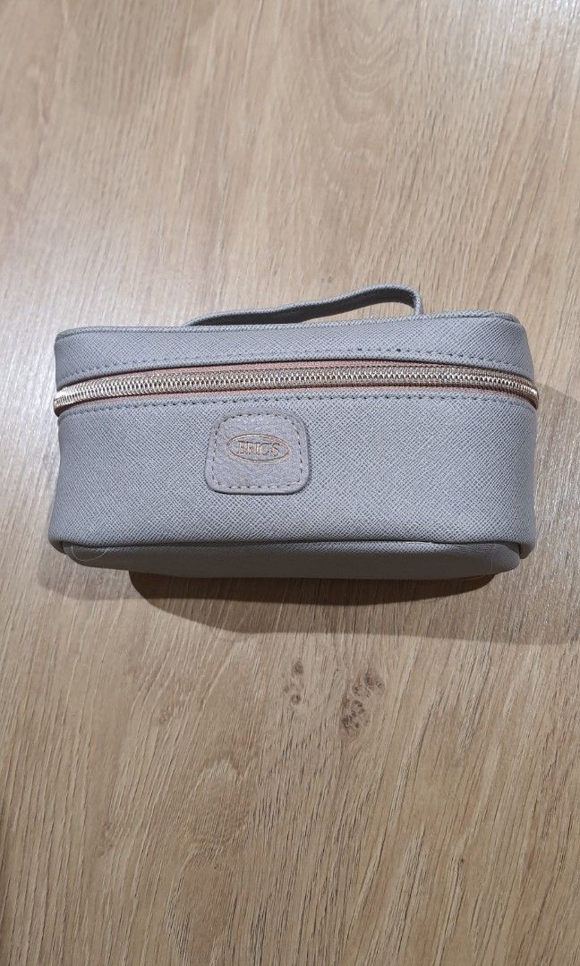 Airlines Amenities bag Qatar Airways, Luxury, Bags & Wallets on Carousell