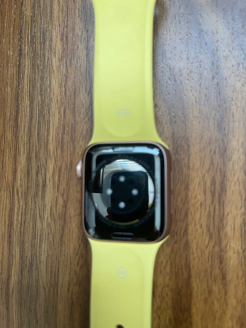 Gold apple watch clearance with yellow band