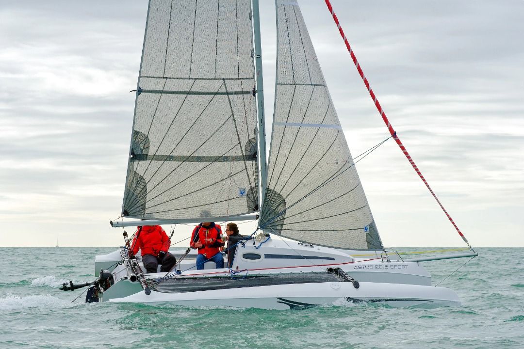 Astus 20.5 Sailing Trimaran Boat Made in France, 運動產品, 運動與體育, 運動與體育 ...