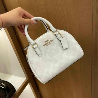 (Category: ) located in . Submitted by luxcloset.shop (Listing ID 1232639435, Image 1). Description: .