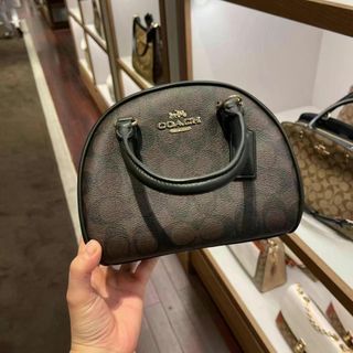 (Category: ) located in . Submitted by luxcloset.shop (Listing ID 1232637238, Image 1). Description: .