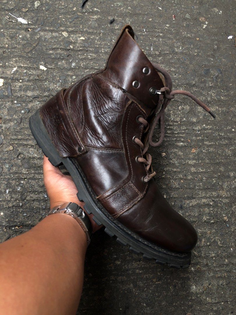 CAT Caterpillar Men’s Leather Boots(28 cm) (Category: Boots) located in Baguio. Submitted by master_of_brands (Listing ID 1232621261, Image 2). Description: Authentic CAT Caterpillar Men’s Leather Boots Size 10-10.5 US/28 cm/44 Europe Used Minimal sign of usage *see pics for reference No box Thick outsole In excellent condition .