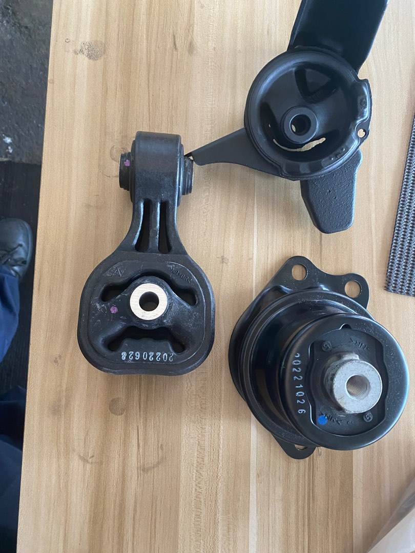 W204 engine hot sale mount replacement