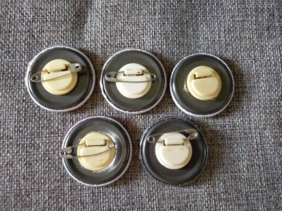 FairysTail Badges Anime 4 Pièces - Pins Cosplay Métal Multicolores