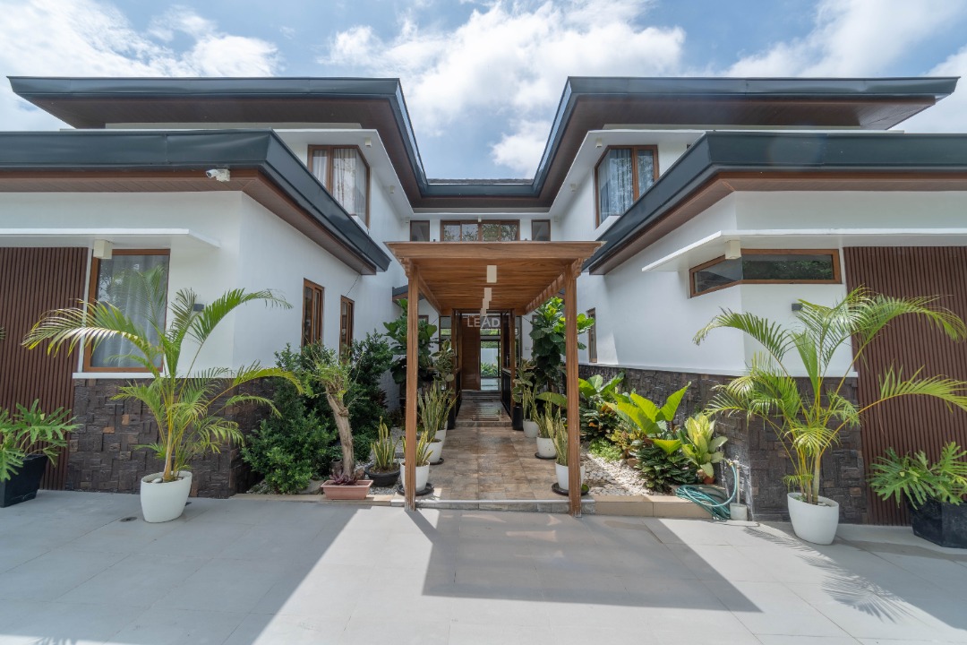 For Sale 5 bedroom Beverly Hills Subdivision House for sale with pool