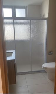 Horizontal shower screen