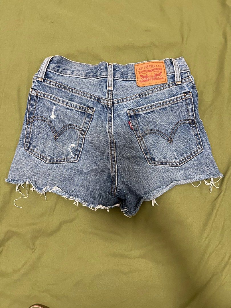 Levis Wedgie Shorts (Category: Shorts) located in Makati City. Submitted by julescloset07 (Listing ID 1232609755, Image 2). Description: RFS: Doesn’t fit me.