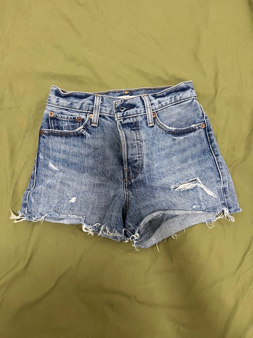 Levis Wedgie Shorts (Category: Shorts) located in Makati City. Submitted by julescloset07 (Listing ID 1232609755, Image 1). Description: RFS: Doesn’t fit me.